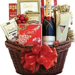 Christmas basket for wine and nibbles
