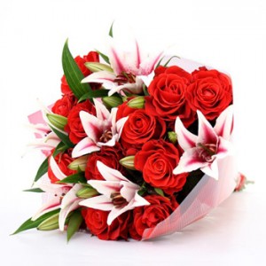butterfly-kisses-red-roses-stargazer-bouquet